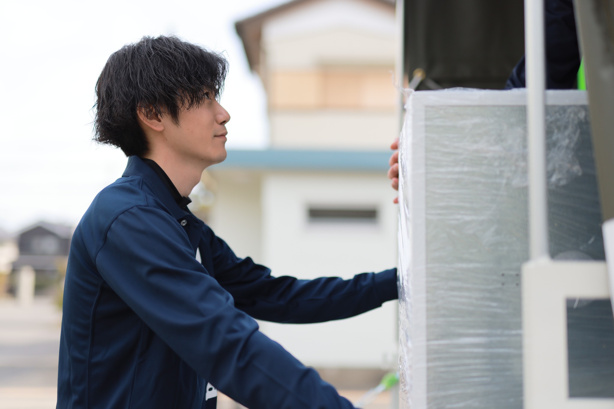 家具・家電を搬入する配送・サービススタッフ