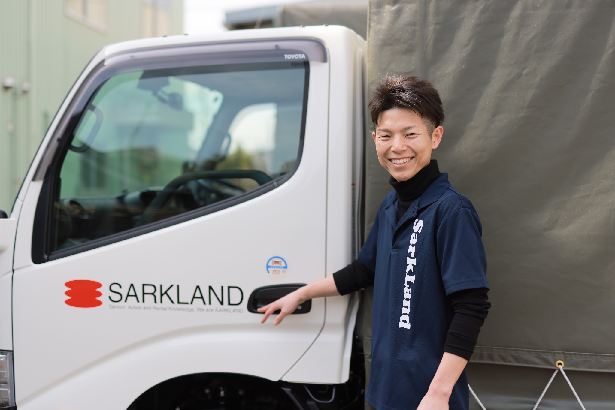 サークランドの配送スタッフとトラック